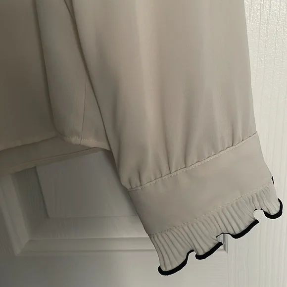 Fun and Versatile! Zara blouse with ruffle neckline and cuffs, black pipi… - Picture 3 of 6